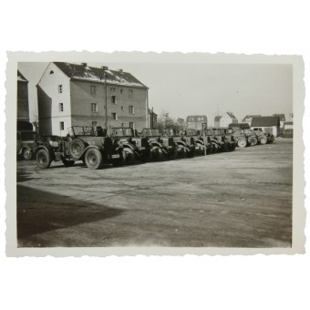 Kübelwagens från tyska Wehrmacht i Kraftfahrpark Weiden. Espenlaub militaria